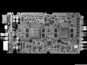 帶有Tesla標誌的電路板及電子元件的特寫。 — 桌面 壁紙