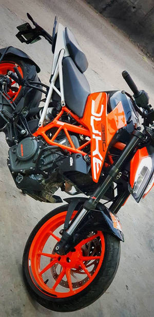 橙色和黑色的KTM Duke機車停在混凝土上 — 改裝摩托車 壁紙