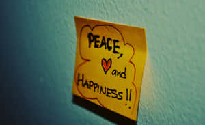 黃色便利貼，帶有peace heart and happiness訊息，在青綠色牆上。 — 喜悅 壁紙