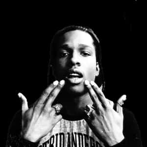 一張黑白半色調照片中，人物雙手靠近臉部，戴著戒指。 — ASAP Rocky 壁紙