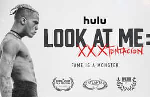 Hulu《Look At Me: XXXTENTACION》的黑白宣傳海報，赤裸上身的男子和粗體文字。 — 葫蘆 壁紙