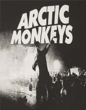 Arctic Monkeys 樂團現場表演，人群在舞台燈光下歡呼。 — 復古90年代風格 壁紙