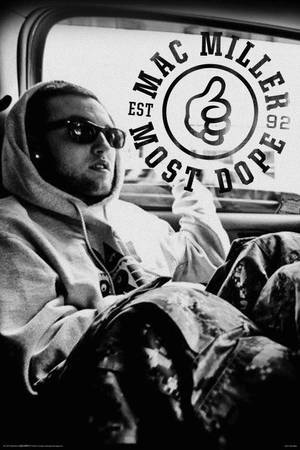 Mac Miller 穿著連帽衫和太陽眼鏡坐在車裡，車窗上有「Most Dope」標誌。 — 羅尼·麥克 壁紙