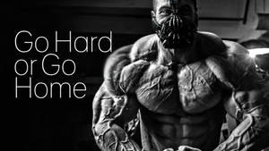 一個肌肉男戴著蝙蝠面具，旁邊有文字「Go Hard or Go Home」。 — 動力 壁紙