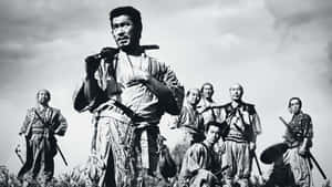 七位身穿傳統長袍的武士手持劍站在山頂上。 — 日本武士 壁紙