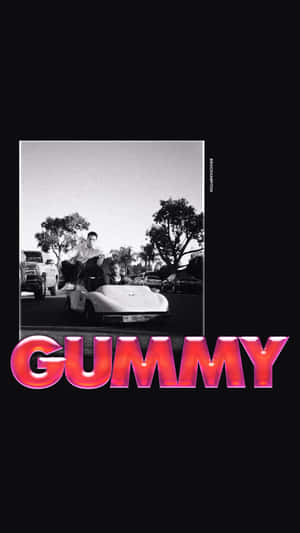 兩人在白色高卡車上，帶有發光粉紅色 GUMMY 文字。 — 美學音樂 壁紙