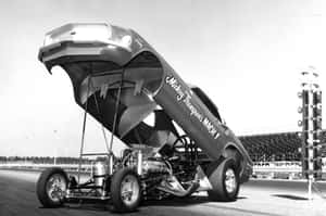 Mickey Thompson NHRA直線加速賽車在賽道上掀起引擎蓋 — 好看汽車 壁紙