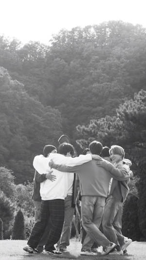 一群朋友在樹木茂密的公園區域擁抱。 — 情侶擁抱 壁紙
