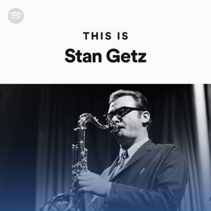 Stan Getz 穿著西裝和眼鏡在舞台上演奏薩克斯風。 — 音樂 壁紙