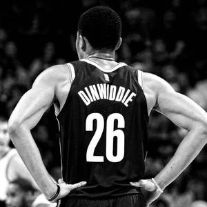籃球運動員Dinwiddie 26號在比賽中雙手叉腰站立。 — 克里夫蘭騎士隊 壁紙