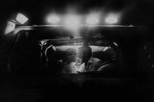 一對情侶在夜間車內接吻，在明亮的頭頂燈光下。 — 愛黑白 壁紙