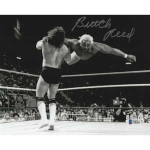 摔角手 Butch Reed 在半空中對擂台內的對手執行動作。 — 運動 壁紙