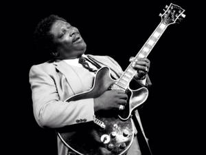 B.B. King 在黑白照片中閉上眼睛彈奏電吉他。