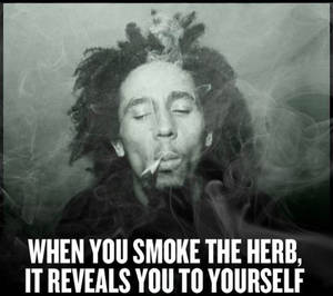 Bob Marley 閉著眼睛吸煙，周圍環繞著煙霧和文字疊加。