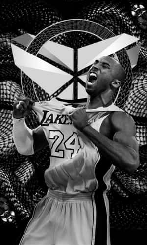Kobe Bryant 在黑白照片中撕開他的湖人隊球衣。 — Tecno Megapad 壁紙
