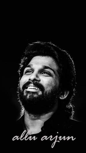 Allu Arjun 微笑肖像，下方有文字 — 阿盧·阿瓊 壁紙