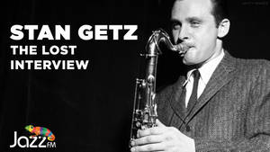 Stan Getz 在黑白照片中演奏薩克斯風，帶有文字疊加。 — 音樂 壁紙