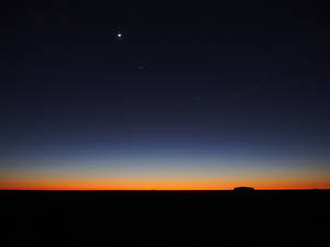 沙漠暮色地平線上的新月和星星 — 月光 壁紙