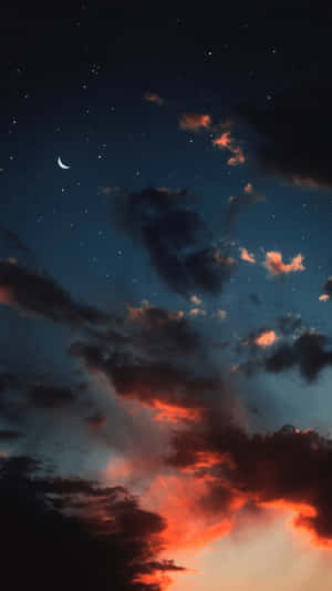 火橙色和藍色暮光雲層上方的新月和星星。 — 美學天空 壁紙