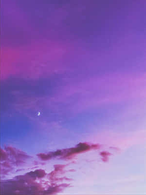 紫色和粉紅色暮色天空中的新月與柔和的雲彩。 — 美學天空 壁紙