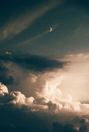 暮色天空中金色雲層上的新月 — 月亮與星星 壁紙