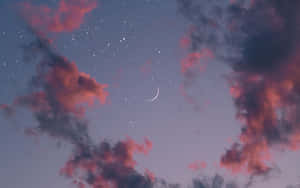 暮色中粉紅雲層後的新月和星星。 — 美學天空 壁紙