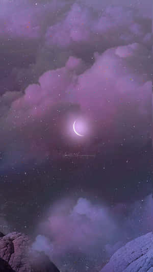 紫色夜空，新月和星星在雪山之上。 — 午夜 壁紙