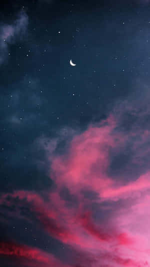 繁星點點夜空上粉紅雲朵上方的新月 — 美學天空 壁紙