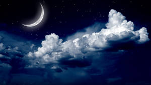 新月和星星在深藍色夜空中的蓬鬆雲朵之上。 — 高畫質月亮 壁紙