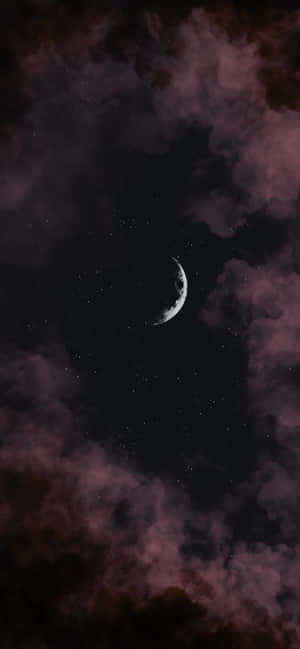 新月被紫色雲層和星星環繞在黑暗的夜空中。 — 月光 壁紙