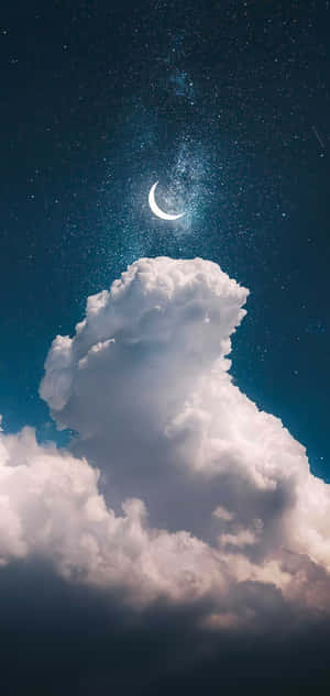 繁星夜空中的蓬鬆雲朵上方的新月與宇宙塵埃 — 月光 壁紙
