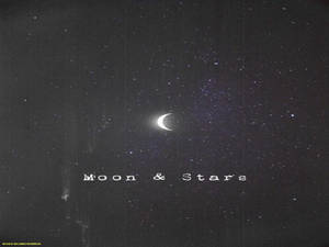 黑暗夜空中的新月和星星，帶有文字 Moon & Stars。 — 月亮桌面 壁紙