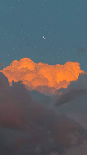 火紅橙色的雲層，襯托著新月和繁星點點的暮色天空。 — 美學天空 壁紙
