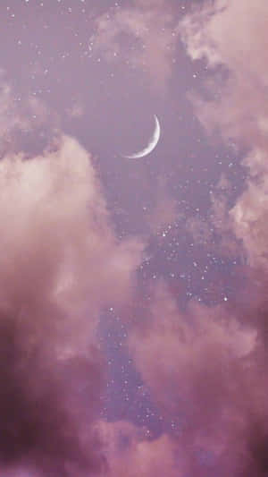 新月和星星在夢幻的夜空中從粉紅雲朵間探出頭來。 — 月光 壁紙