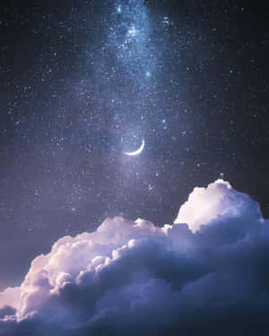 夢幻夜空中發光雲層上方的新月和星星。 — 月夜星空 壁紙