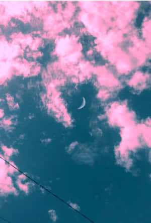 粉紅和藍綠色天空中的新月與縷縷雲彩 — 可愛又粉嫩 壁紙