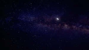 星空夜空中銀河上方的新月 — 月光 壁紙