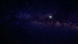 繁星夜空中的銀河上方新月 — 月亮與星星 壁紙