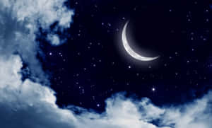 新月和星星從深藍色夜空的薄雲中探出頭來。 — 夜空 壁紙
