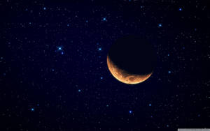 新月在繁星點點的夜空下發出橙色光芒。 — 高畫質月亮 壁紙
