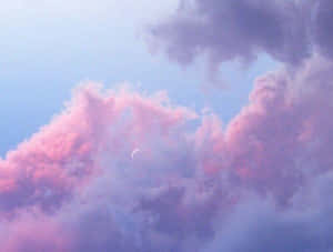 暮色中粉紅色和紫色雲層後的新月。 — 淺紫色系美學 壁紙