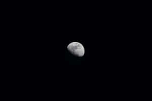 月牙在沒有星星的夜空中閃耀。 — 高畫質月亮 壁紙