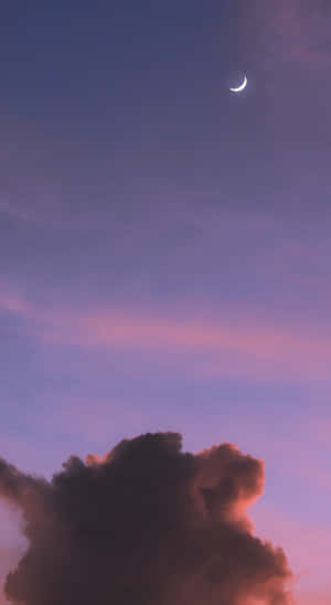 暮色中雲層上方的新月，粉紅與紫色天空 — 晚安 壁紙