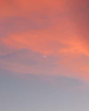 色彩繽紛的暮色天空中的月牙和柔軟的雲彩。 — 4:5 壁紙