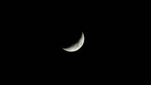 一彎細月牙在黑暗的夜空中閃耀。 — 月光 壁紙