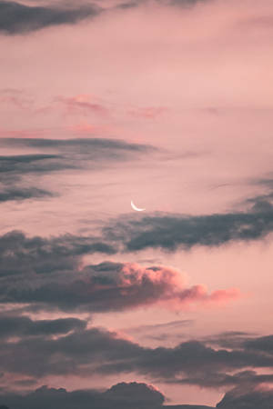 粉紅與灰色暮色天空中的月牙與柔和雲朵。 — 高畫質月亮 壁紙