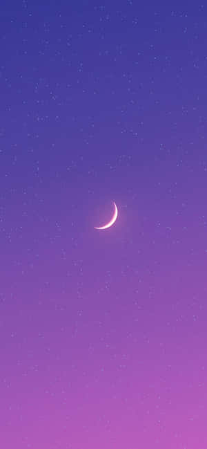 一彎月牙在紫色和藍色的星空夜空中閃耀。 — iPhone 17 壁紙
