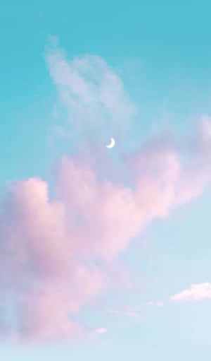 暮色中柔和的粉紅色和藍色雲朵上的新月 — 美學月亮 壁紙