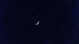 一彎月牙在繁星點點的夜空中閃耀。 — 月亮與星星 壁紙