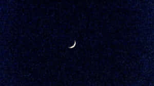 月牙在繁星點點的夜空中閃耀。 — 星星 壁紙